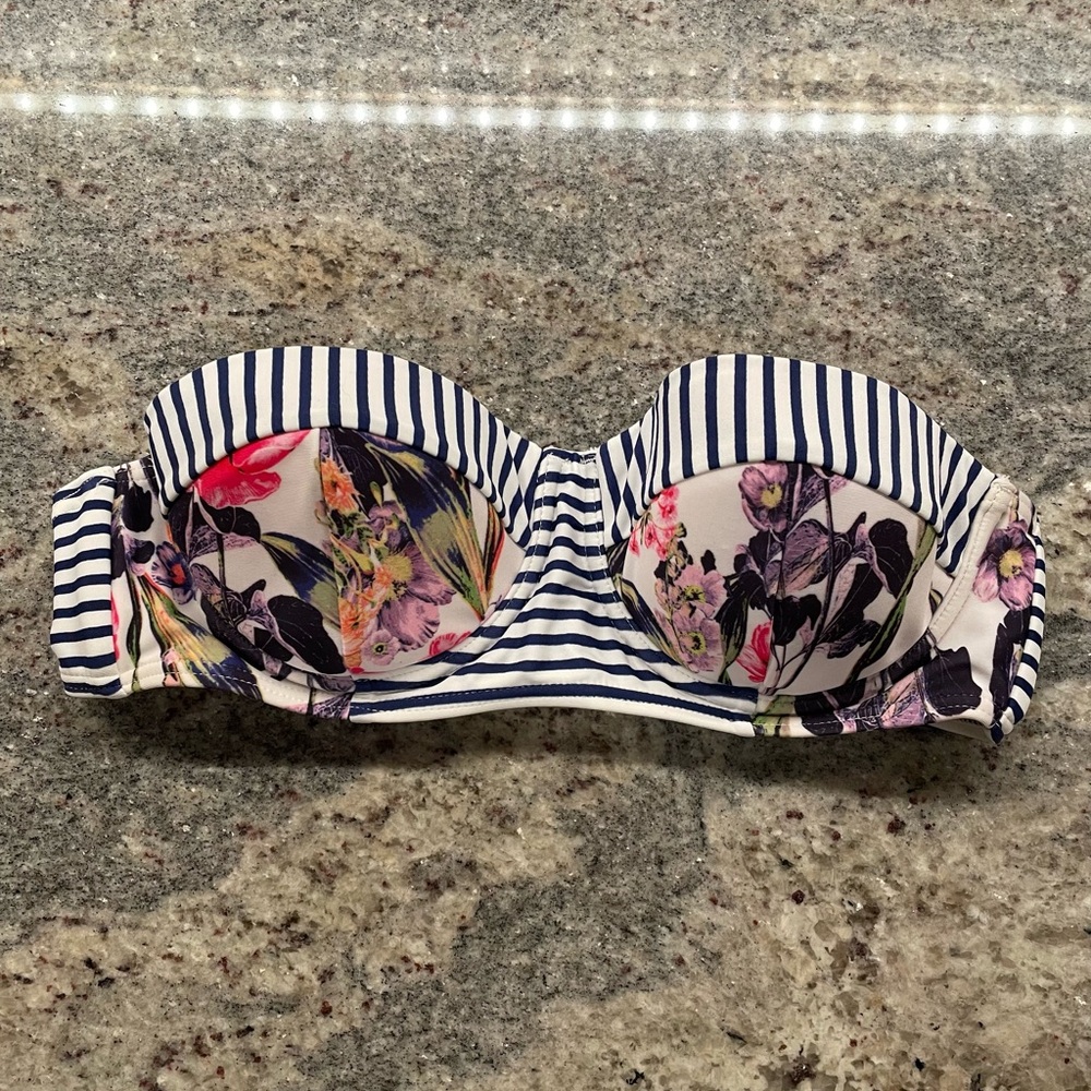 NWOT Minkpink bikini top women’s size XS Bathing suit top Floral Striped